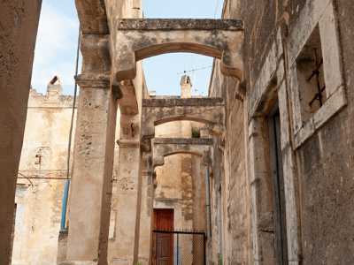 ...che scandiscono cinque fornici d'ampiezza diversa creando un raffinato gioco di archi e volte (foto di Marcello Mossa)